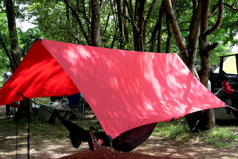 雨の日キャンプ」は新聞紙が必須？ テントやタープの張り方は？ ベテランキャンパーに聞いてみたVAGUE ヴァーグ