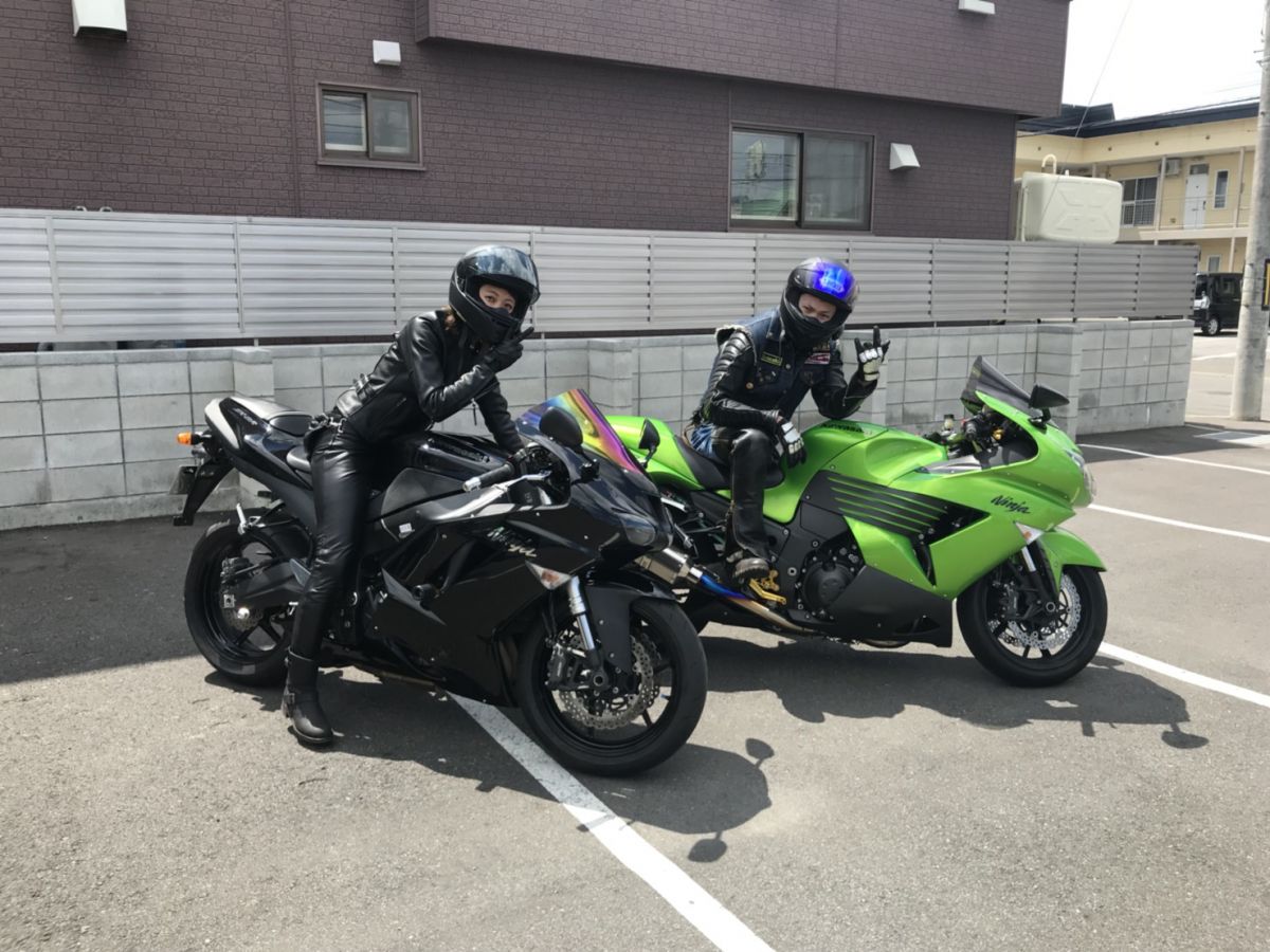 オートバイ カップル ハグ