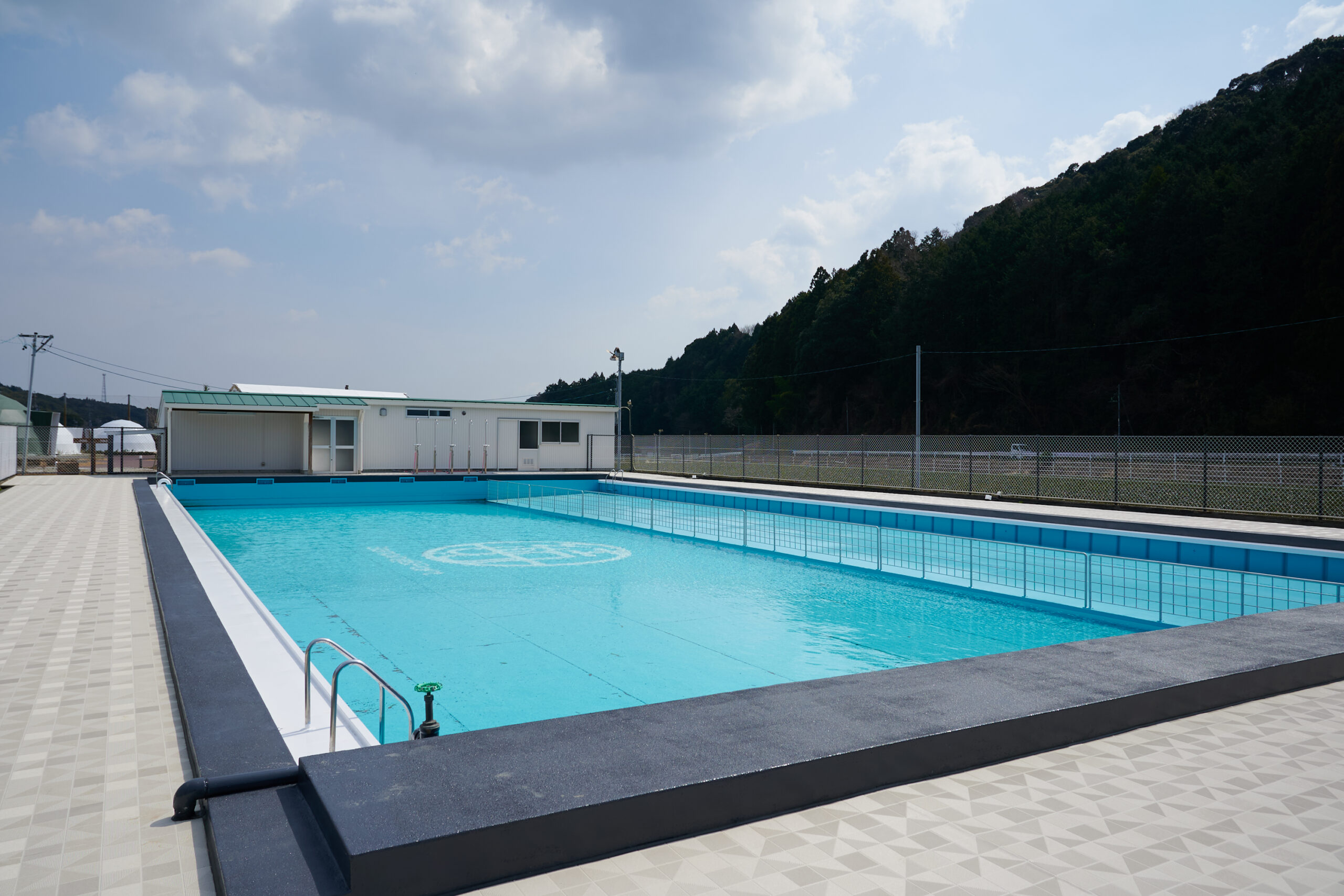 プールの利用あと少し！公式 Glamping&Port結静岡県島田市の旧小学校でグランピング