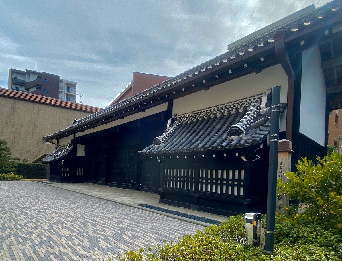 ビル街に現れる「江戸の風景」 東京都内に約70棟ある「長屋門」を巡る - ECナビ