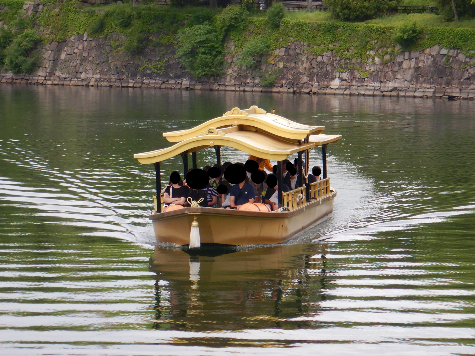 大阪城公園百景極楽橋の上から見下ろす内堀に、たくさんの水鳥たち。間も無く旅立っていくのでしょう、寂しくなります。そして内堀を巡る船、「御座船 」は毎日たくさんのお客様を乗せて運行しています。4月1日から乗船料金が改正されますので、詳しくは大阪城御座船