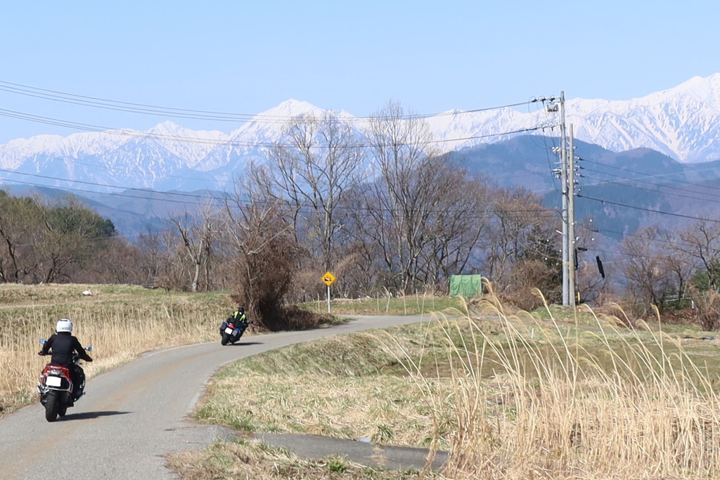 🏍おすすめツーリングロード< 長野県道12号アルプス展望道路長野県 > 聖高原を回り込むように進む県道12号。道中は道祖神や展望 台などもあり里山の風景を楽しみながら走ることができる。特に秋は目の前に広がる紅葉の向こうに雪を被ったアルプスの絶景が眺められる
