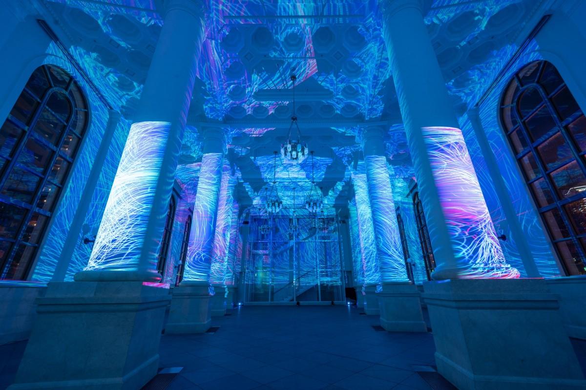 旧第一銀行横浜支店が光のアート作品に 「高橋啓祐 赤と青のイメージ」