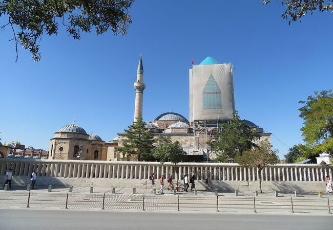 メヴラーナ博物館とコンヤ名物エトゥリ・エクメキ - 世界一周