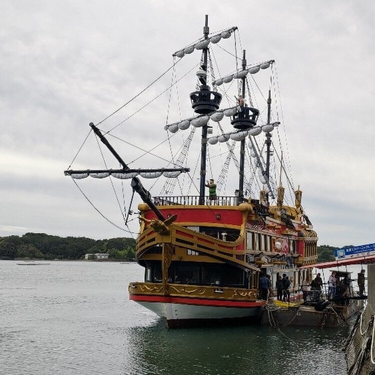 英虞湾を一周50分で周遊する「エスパーニャクルーズ」。甲板に出れば海風が心地よい季節です。乗り場までは歩いても3分ほど、賢島にお越しの際にはぜひご乗船ください