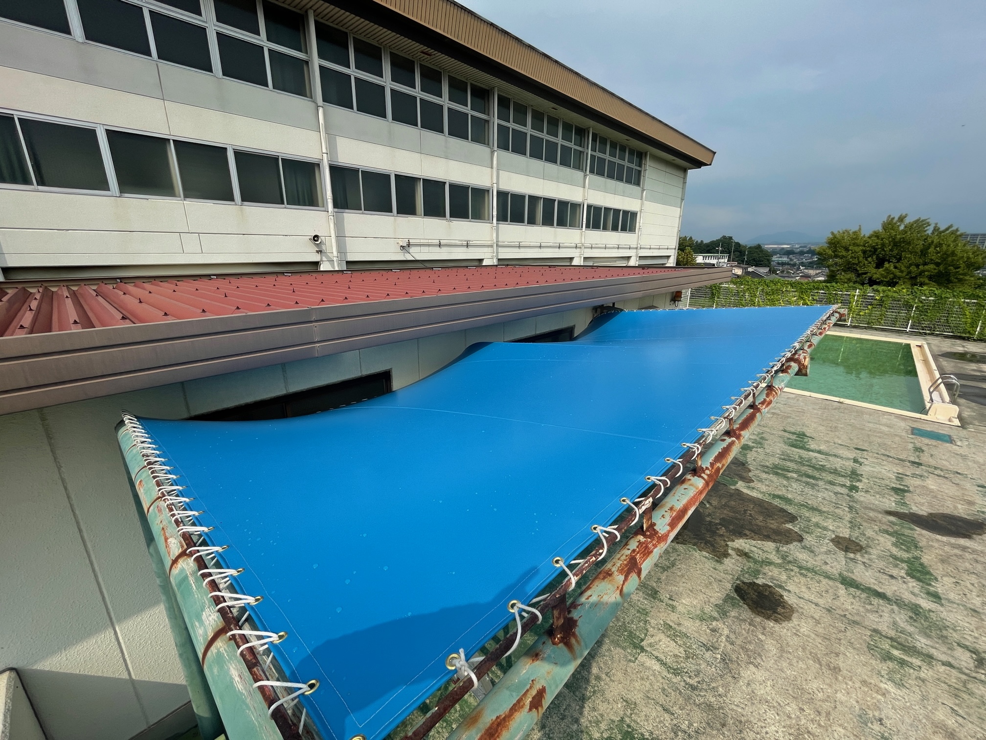 お庭でプールにワンタッチタープテントと噴水プールが便利