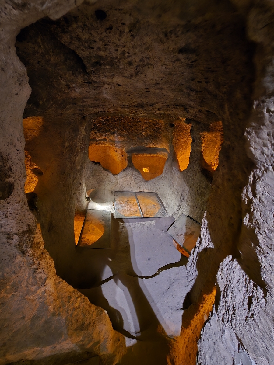 トルコ旅行記 バスで行くウチヒサール城巨大な岩の要塞を探検