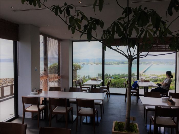 オーシャンタワー内のレストラン🌴オーシャンブルー🌴 こちらでは絶景オーシャンビューを眺めながらピザやパスタ、肉料理など見た目も鮮やかなお料理を楽しめます🌺現在、新メニューも考案中！Coming Soon💗