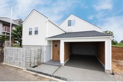 おしゃれな平屋のアメリカンハウス ガレージやカバードポーチで憧れの暮らし樹脂サイディング施工事例No.18The 樹脂サイディング