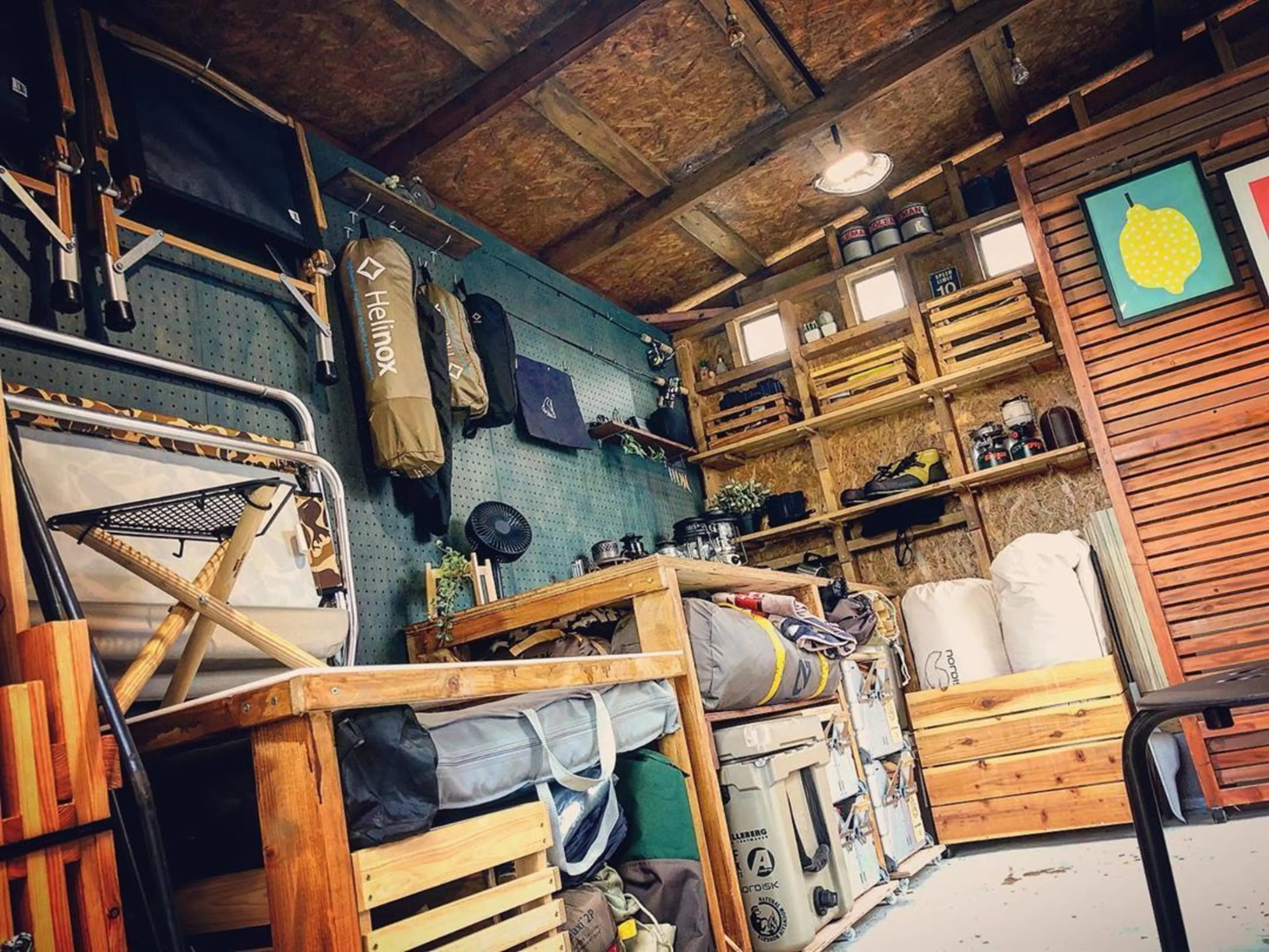 アウトドア用品や防災グッズの収納は玄関に！シューズクローク＋可動棚板収納をご紹介♪