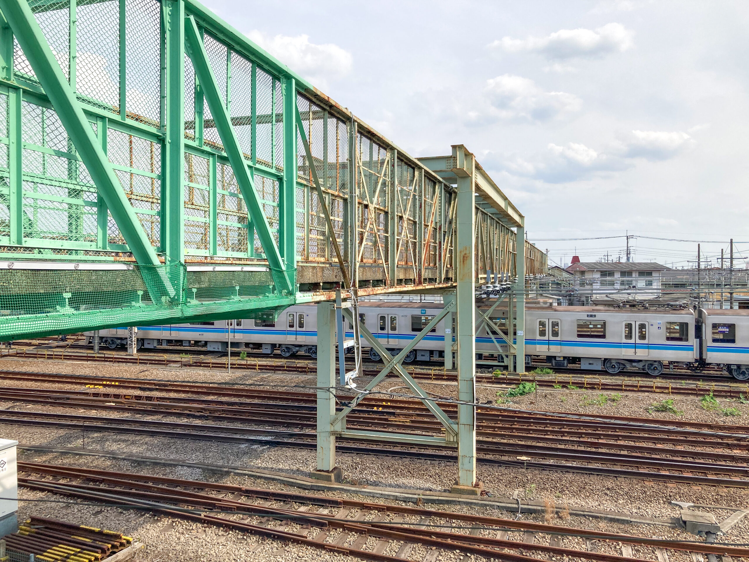 三鷹跨線 こせん 人道橋から見える三鷹駅方面の無料の写真素材 -