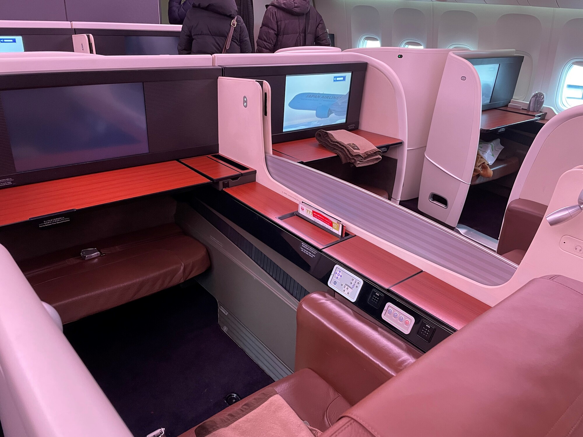 超ラッキー ビジネスクラスから無料でファーストクラスへ！ お値段約217万円もする「エミレーツ航空ファーストクラス」をレポートPouch