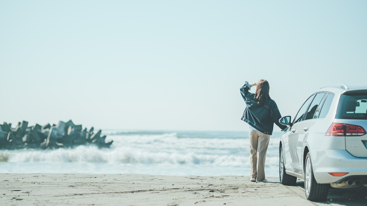 砂浜を走る「千里浜なぎさドライブウェイ」：石川県羽咋市 動画nippon.com