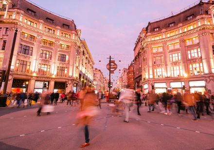 俳優ヴァスブラックウッドが率いるロンドンのイーストエンドのギャングツア