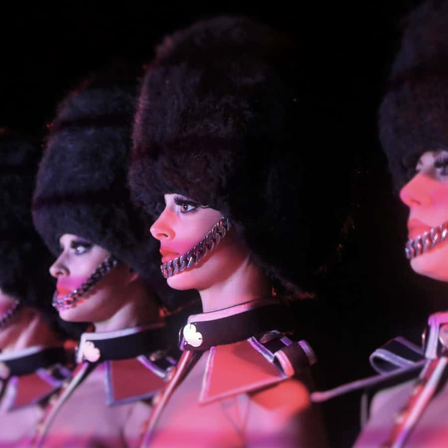 クレイジーホース・パリ・キャバレーショーのチケット • 席を予約