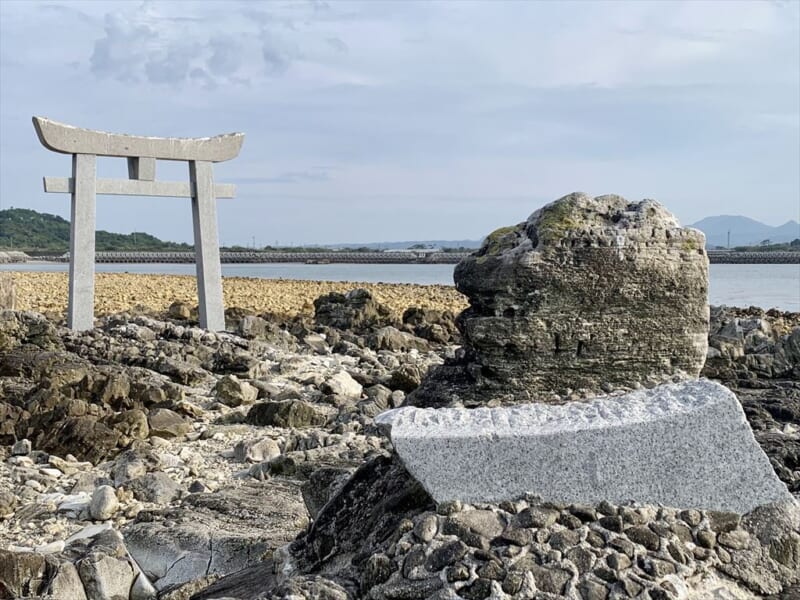 大分・粟嶋社・真玉海岸・恋叶ロード 鳥居の先に海が見える恋人たちの聖地たびこふれ