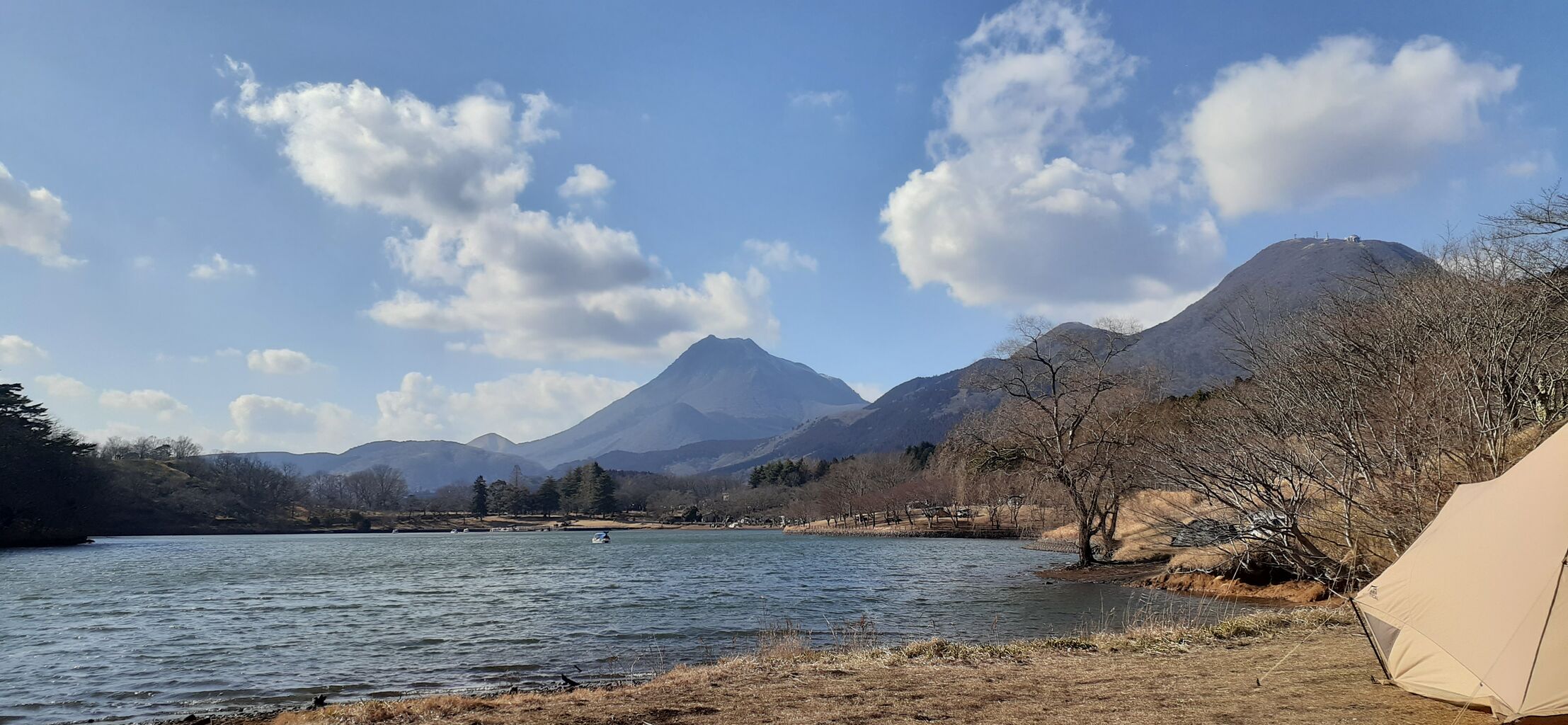 由布岳を眺めながらの温泉に癒されて 湯布院温泉ベースキャンプ場 ファミリーキャンプ 区画サイト