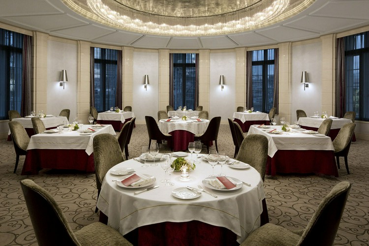 屋外展望テラスで夜景をバックにお酒を。大人な夜カフェのお供は「東京駅丸の内駅舎」HENRY GOOD SEVENHarumari TOKYO