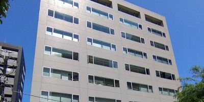 四角形の“穴”が街を見下ろす、テクノの象徴的建築物