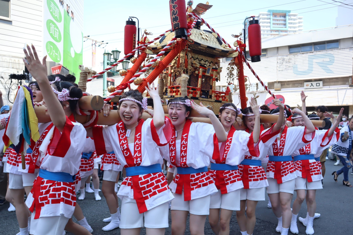 初体験ーー神輿を担ぐ？ ぶら下がる？ –