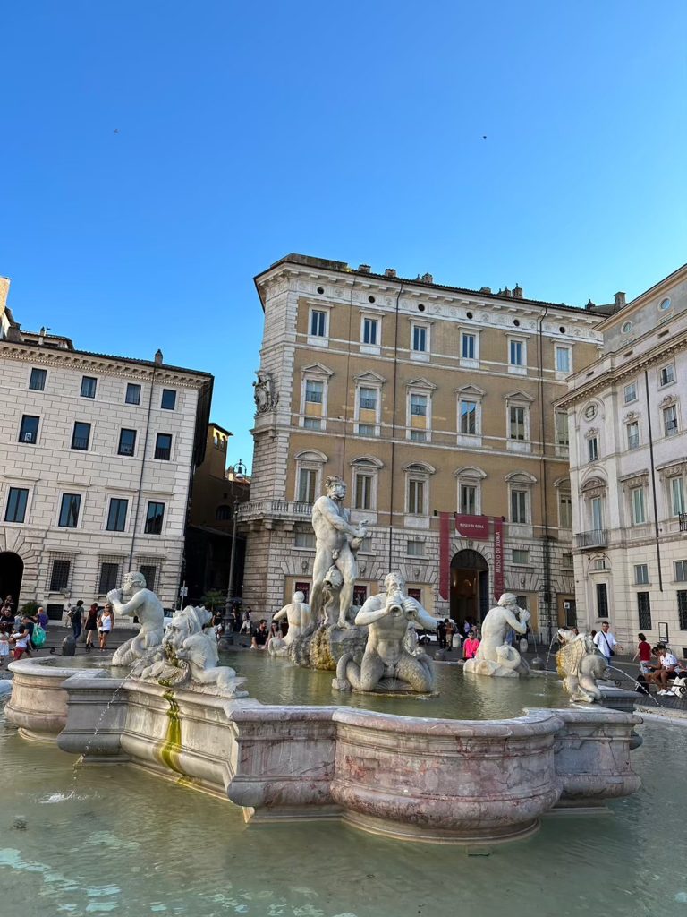 ローマのナヴォーナ広場に建つ「四大河の噴水」と、有名カフェの「タルトゥーフォ」たびこふれ