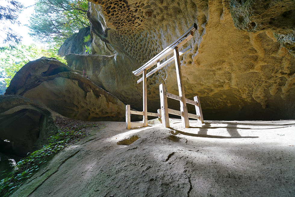 66神秘的な空間 峯の浦・垂水遺跡やまがた景観物語