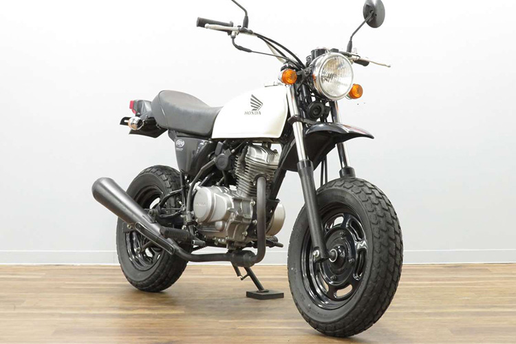 エイプ100オフロードで遊ぶ 練習広場でお初の方々とはち合わせ 聞けば共通の知人アリ、いやー世間は狭いな。 ココは始めてとの事なので、ひと通り案内する「なーに、こんな原付でも行けるトコですよ」