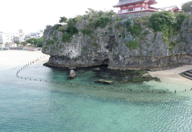 波の上ビーチ」で楽しむ沖縄の都市型海水浴 那覇空港からわずか15分の立地 - おきなわlovers沖縄がグッと近くなる観光情報サイト