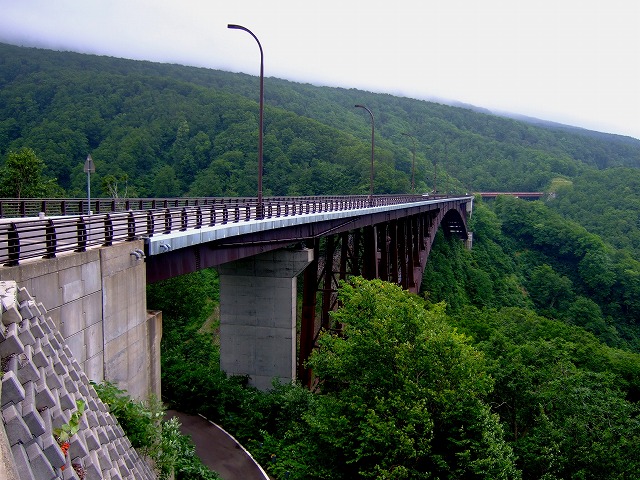青森│城倉大橋：綿延不盡紅葉美景，賞楓推薦交通停車＆順遊景點-輕旅行