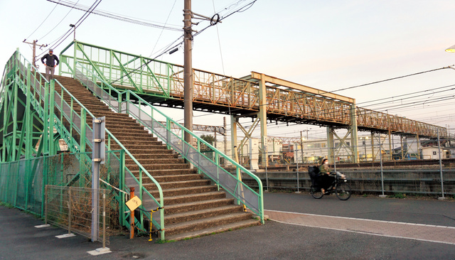 三鷹こ線人道橋渡り納めteru