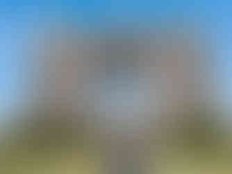 四角形の“穴”が街を見下ろす、テクノの象徴的建築物