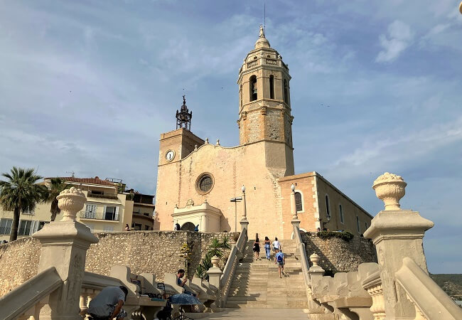 バルセロナからシッチェスへの行き方：完全ガイドHello Homes Sitges