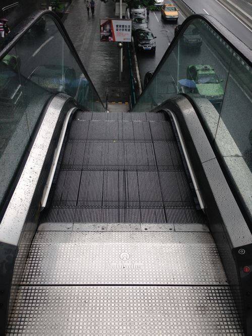 京都市地下鉄の駅に「本当は歩くところじゃない」 エスカレーターは「左右両側」啓発へ京都新聞デジタル 京都・滋賀のニュースサイト