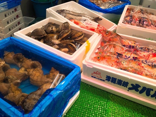 松原商店街の魚屋さんの横に、その魚屋さんが経営してるであろう寿司屋さん。日にもよるのか分からないけど、 めちゃくちゃマグロが美味しかった。筋が無い、マグロ臭、味が濃いと最高のマグロだった 中トロ一貫250円、 全然安い、本当に美味しかった。 今度行ってみて