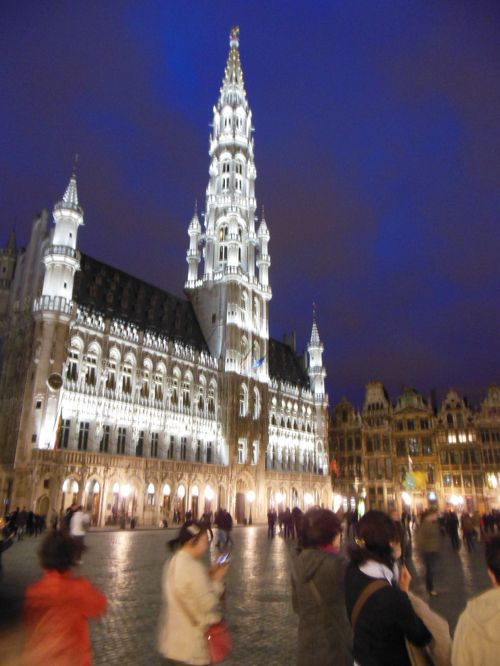 今年もやって来ました海外編✈️ ベルギー🇧🇪をおさんぽしてきました🚶‍♂️ ワッフルやフリットなどの食べ歩きグルメを堪能しつつ、 やっぱり外せない ベルギービール🍻