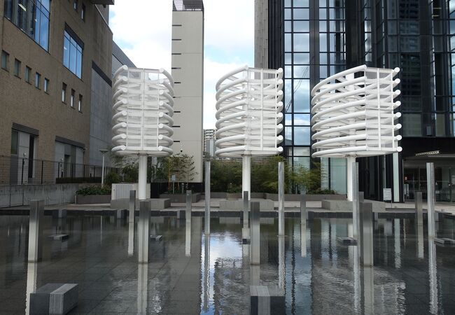 雨のほたるまち アヒルも濡れる街角 - おおさからんど・りある