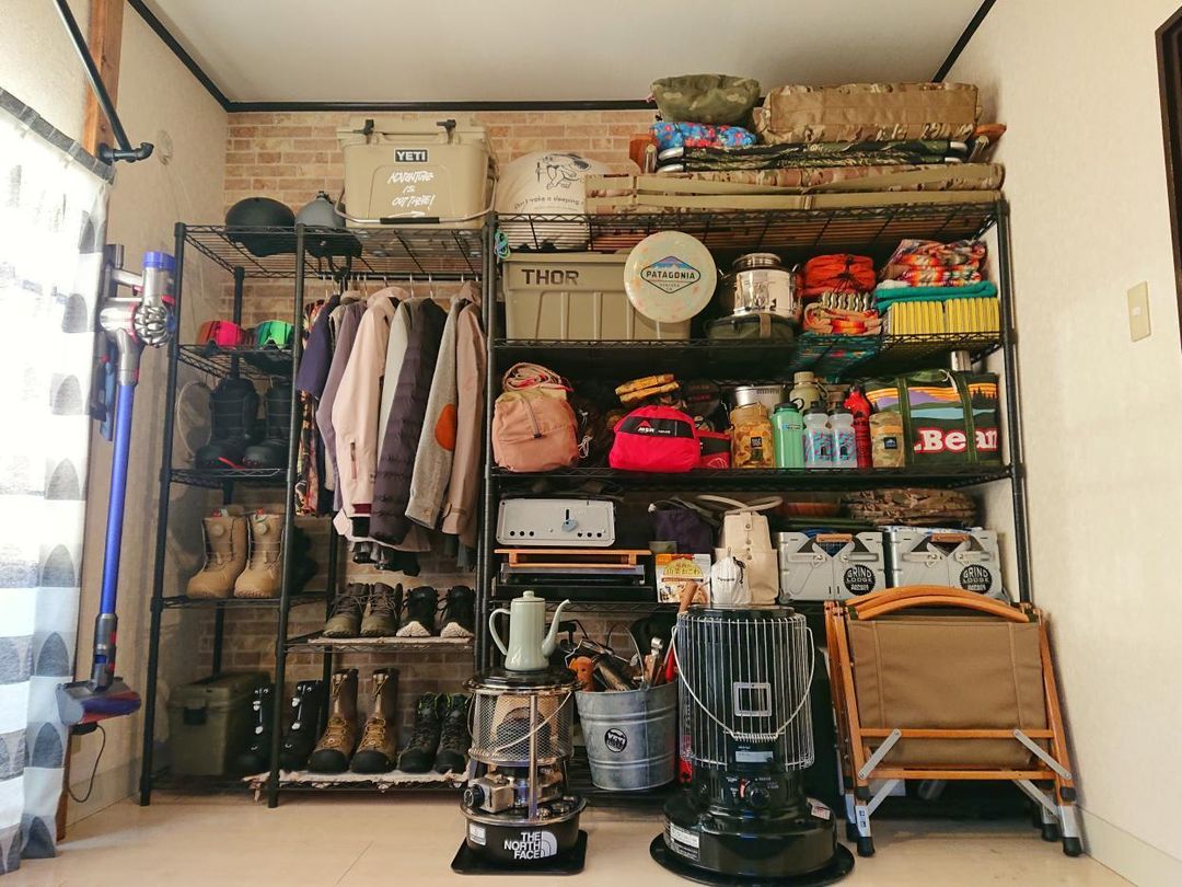 玄関土間収納。 少し置いてる物変えました。 キャンプで出入りが激しい道具を玄関に👌 季節も変わり靴も入れ替わりました👟