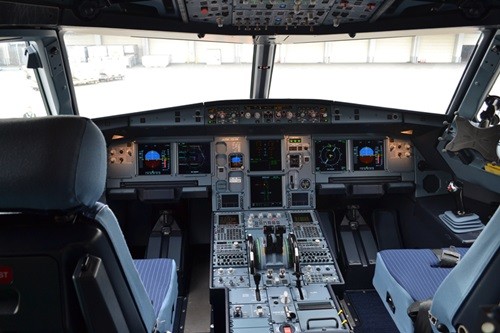 4KGround handling - 機内食を積み込むとき、飛行機のドアは外から開ける？ 中から開ける？飛行機はパイロットだけでは飛ばせません羽田空港