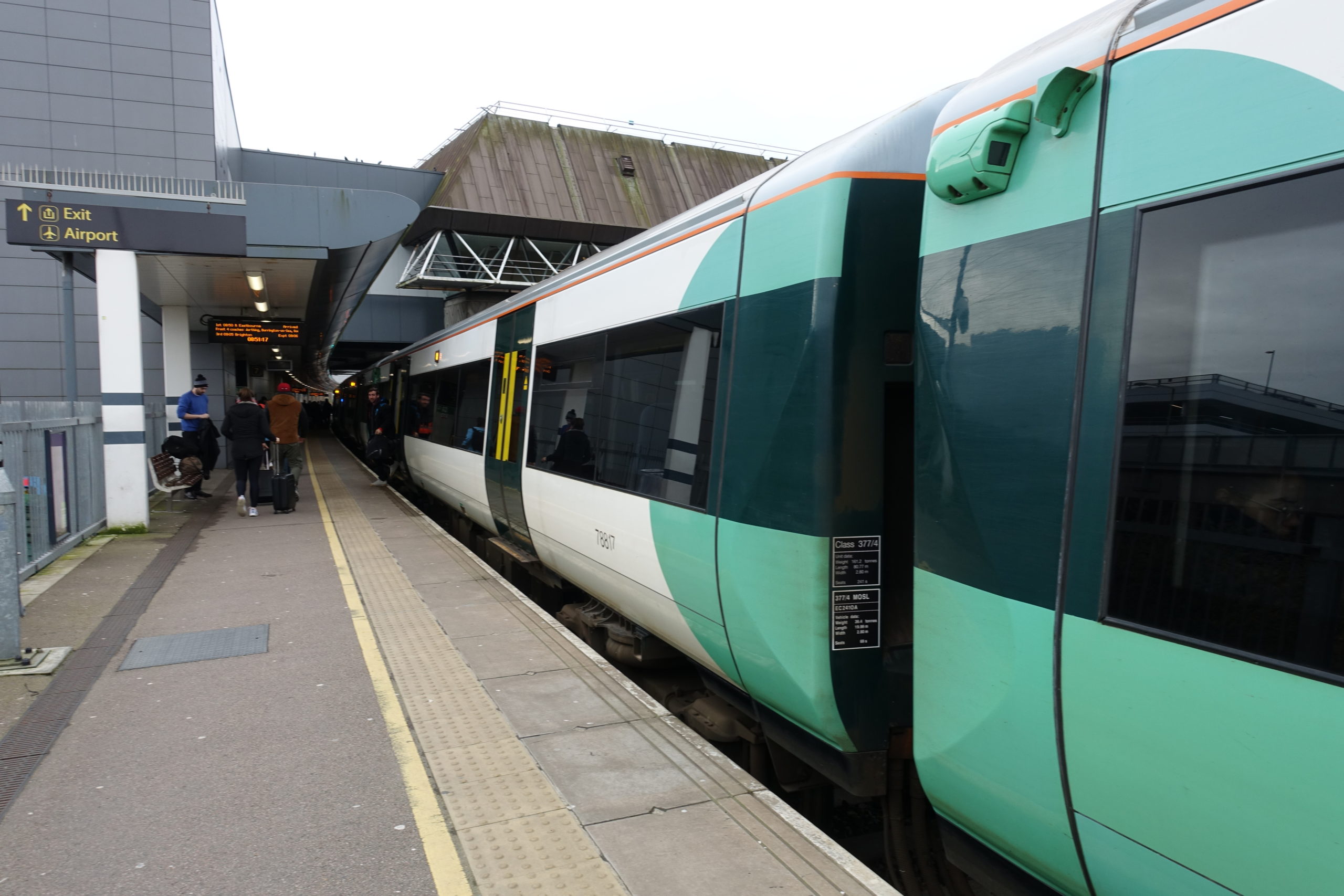 ロンドンガトウィック空港への行き方と格安航空の乗り方のTips夫婦で人生楽しむ術