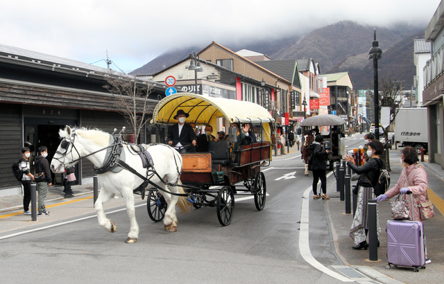 由布院観光辻馬車🐴12月より冬季運行時間となります 今年は紅葉の色付きが遅かったので 辻馬車の停車地「佛山寺」の紅葉がまだまだ美しく 11月24日撮影11月いっぱい位は楽しめそうです🍁