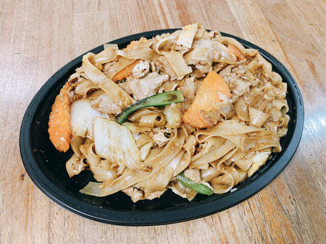 シーロムのおすすめ朝食！バンコクのローカル食堂の海鮮パッシーユお皿の上のアジア