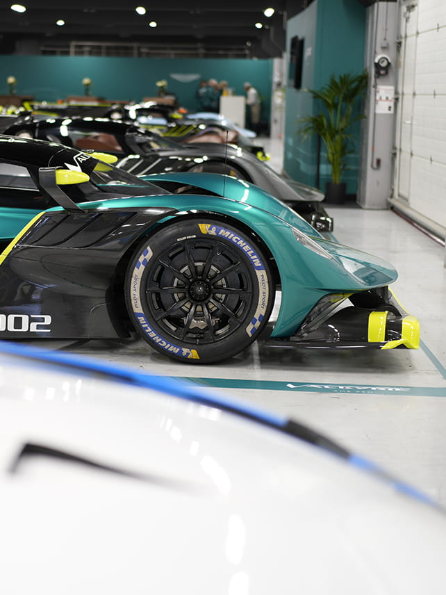 40年前のスーパーカーで最高速320キロに挑戦！ 世界に1台のアストンマーティン「ブルドッグ」とはVAGUE ヴァーグ