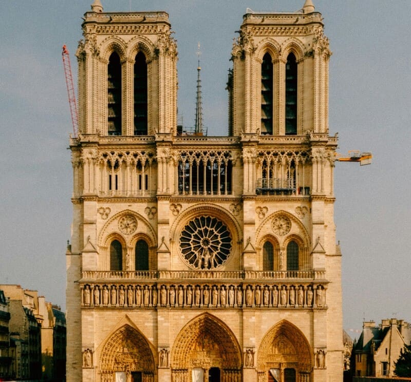 日本科学未来館での展覧会「パリ・ノートルダム大聖堂展 タブレットを手に巡る時空の旅」の入場チケットをプレゼント。大聖堂の歴史などを主題として“専用タブレット端末”を使い没入感のある体験を提供。修復作業や尖塔の再建に用いられた先端科学技術にも焦点を当てる