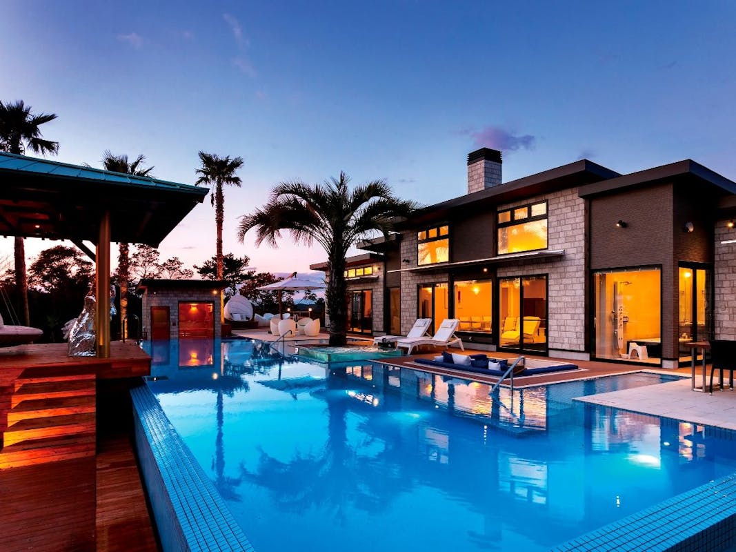 関西 高級グランピングの最高峰！プール付きヴィラ・コテージ・コンドミニアム１７施設グランピング スタイル