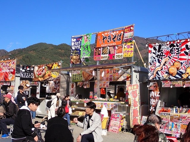 富士山と河口湖紅葉まつりのライトアップ 26121013110 の写真・イラスト素材アマナイメージズ