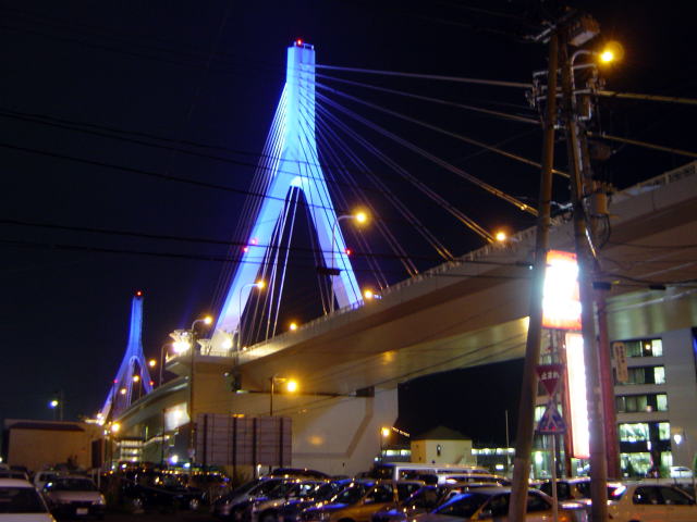 夜の青森ベイブリッジ。青海公園の青森市街並み。日本の東北地方の青森県の首都の写真素材・画像素材 Image 127337930