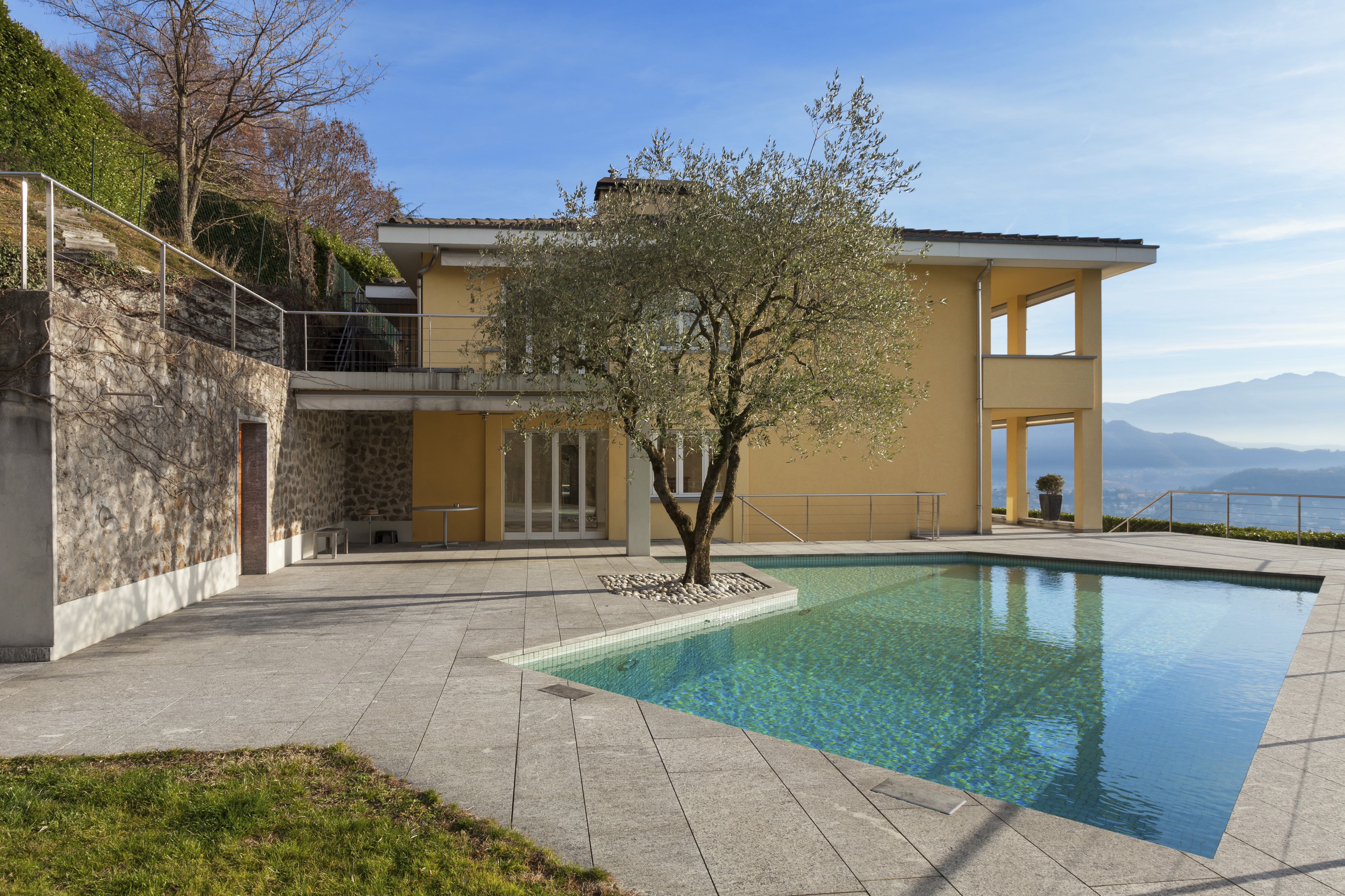 アメリカ郊外の高級住宅のプールを持つ偉大な裏庭。米国北西部の写真素材・画像素材 Image 63736970