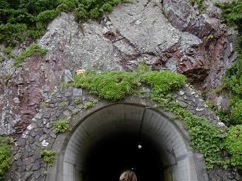 不思議なトンネルの先に扉、そして🌊「御幸の浜」 in Odawara -