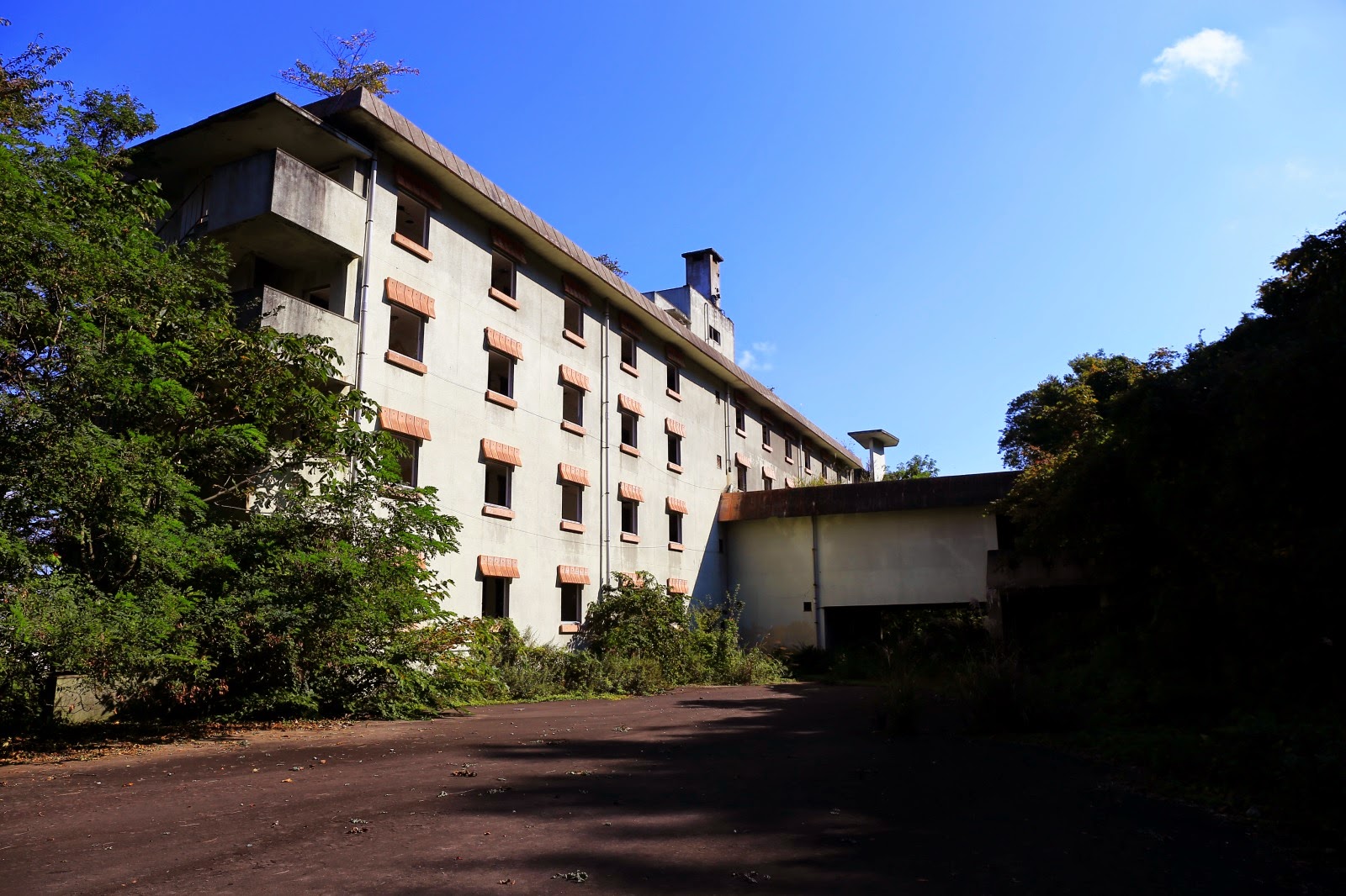 心霊体験が絶えない「男鹿プリンスホテル」秋田県の有名廃墟はなぜそう言われる ？ - YouTube