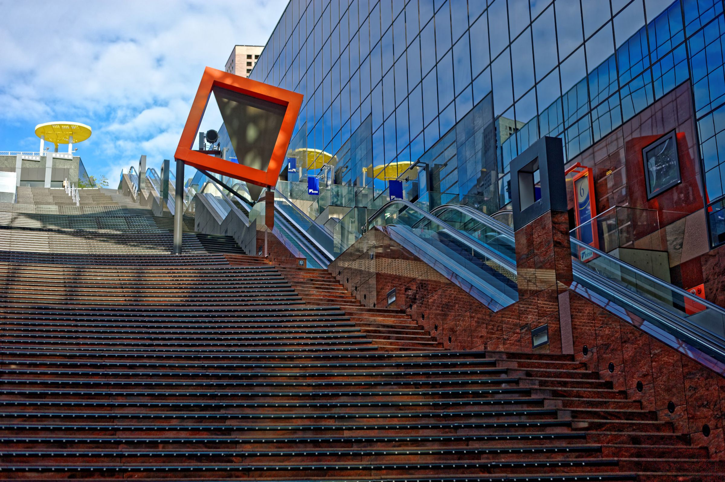 京都駅ビルの大階段の写真素材FYI03376752ストックフォトの Qlean Market キュリンマーケット